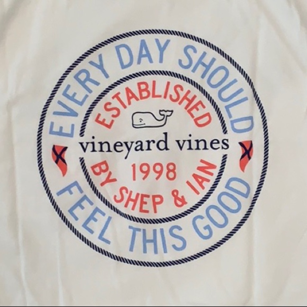 White vineyard vines t-shirt